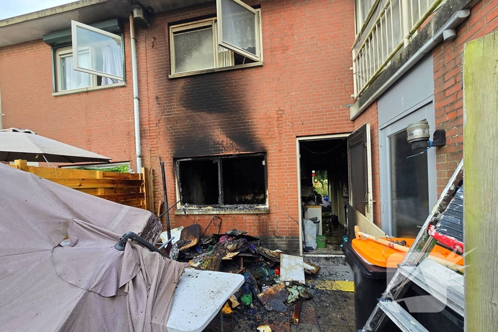 Vier gewonden bij uitslaande woningbrand, vrouw ernstig verbrand