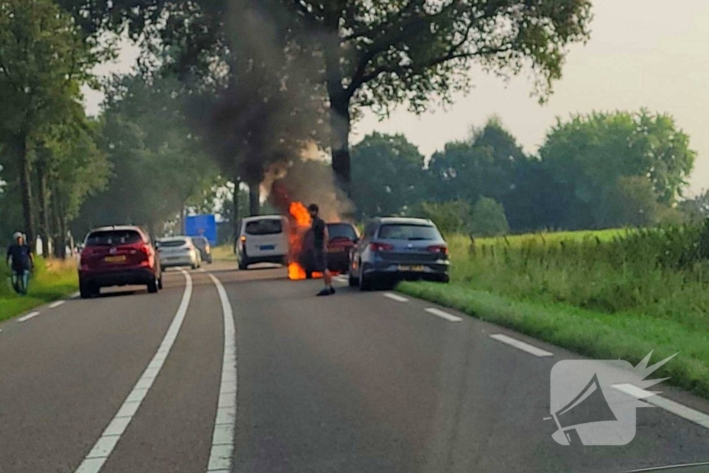 Auto vliegt in brand tijdens rijden