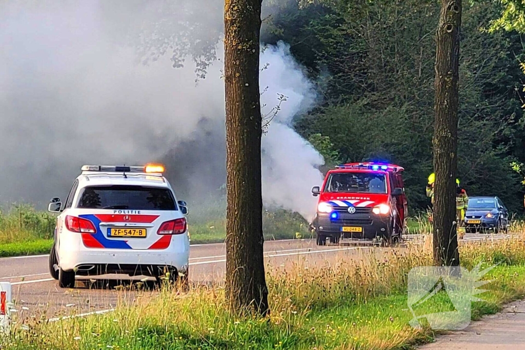 Auto vliegt in brand tijdens rijden