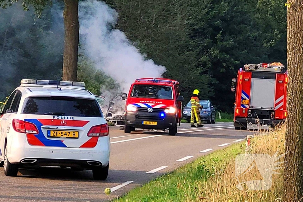 Auto vliegt in brand tijdens rijden