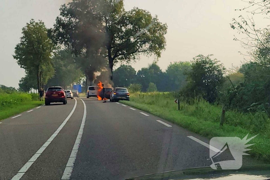 Auto vliegt in brand tijdens rijden