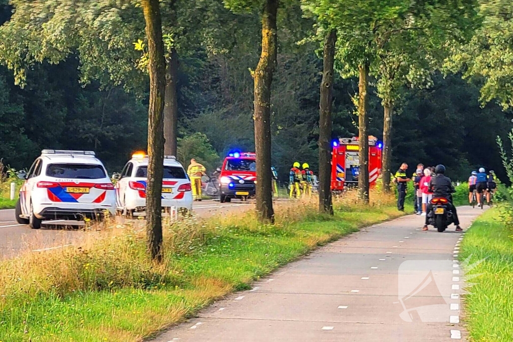 Auto vliegt in brand tijdens rijden