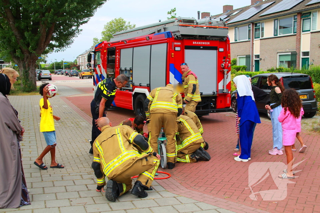 Brandweer bevrijdt vastzittend kind uit fietsspaken