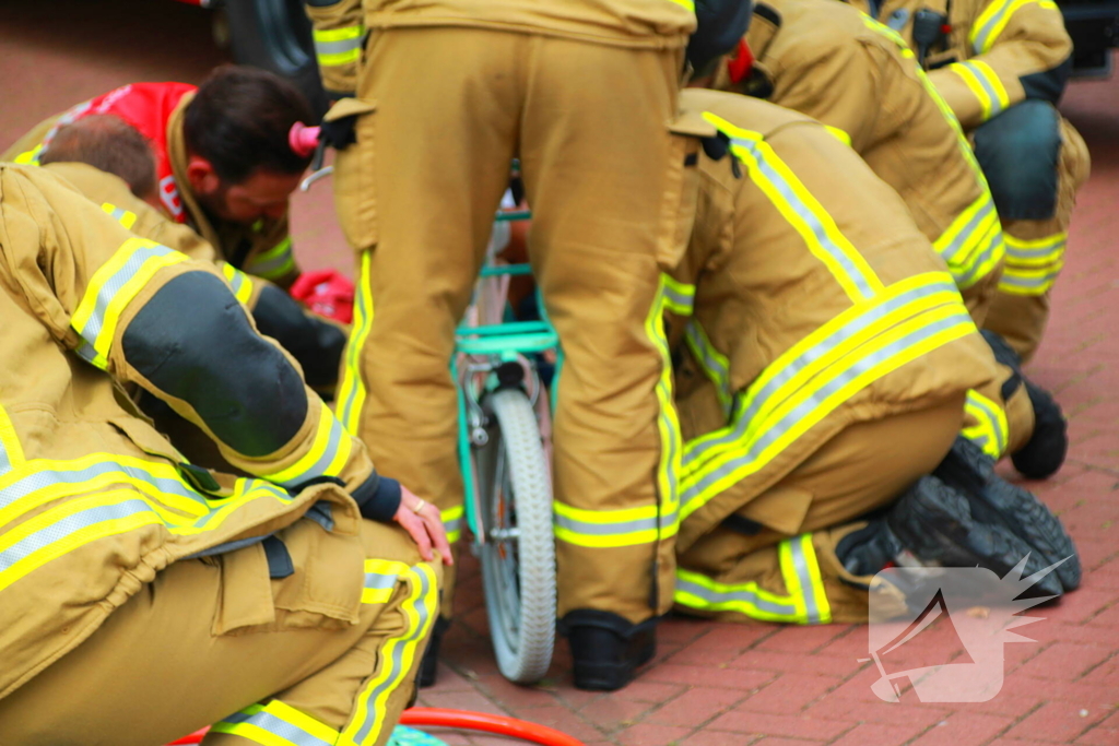 Brandweer bevrijdt vastzittend kind uit fietsspaken