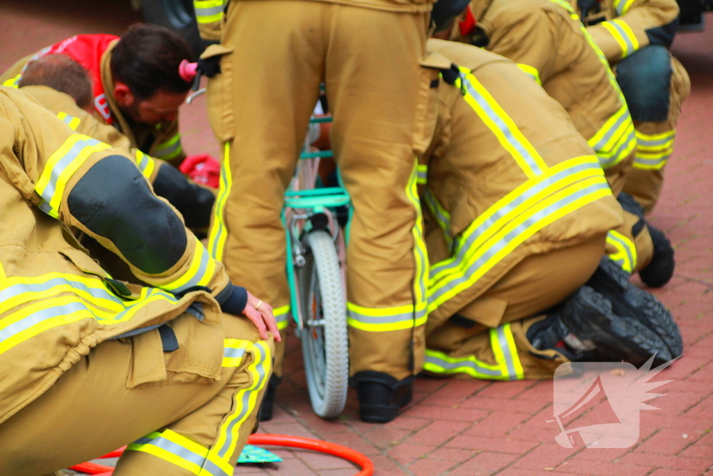 Brandweer bevrijdt vastzittend kind uit fietsspaken