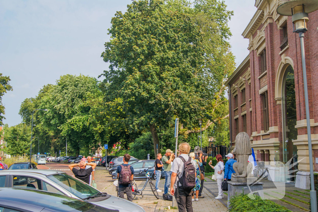 Doetinchemse complotdenker trekt veel demonstranten naar rechtbank