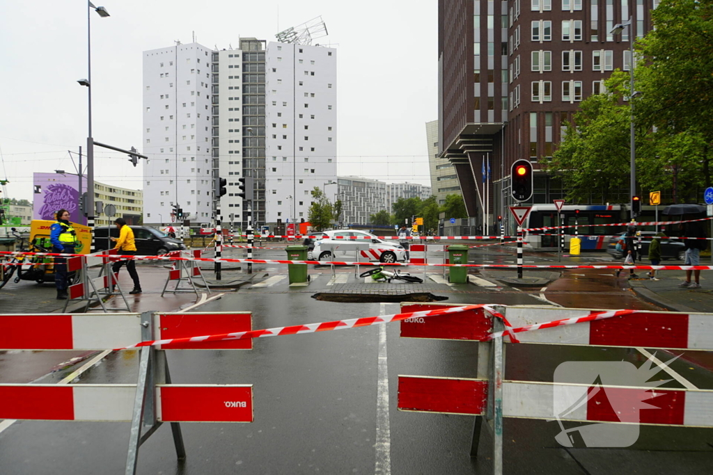 Verkeershinder door groot gat in weg