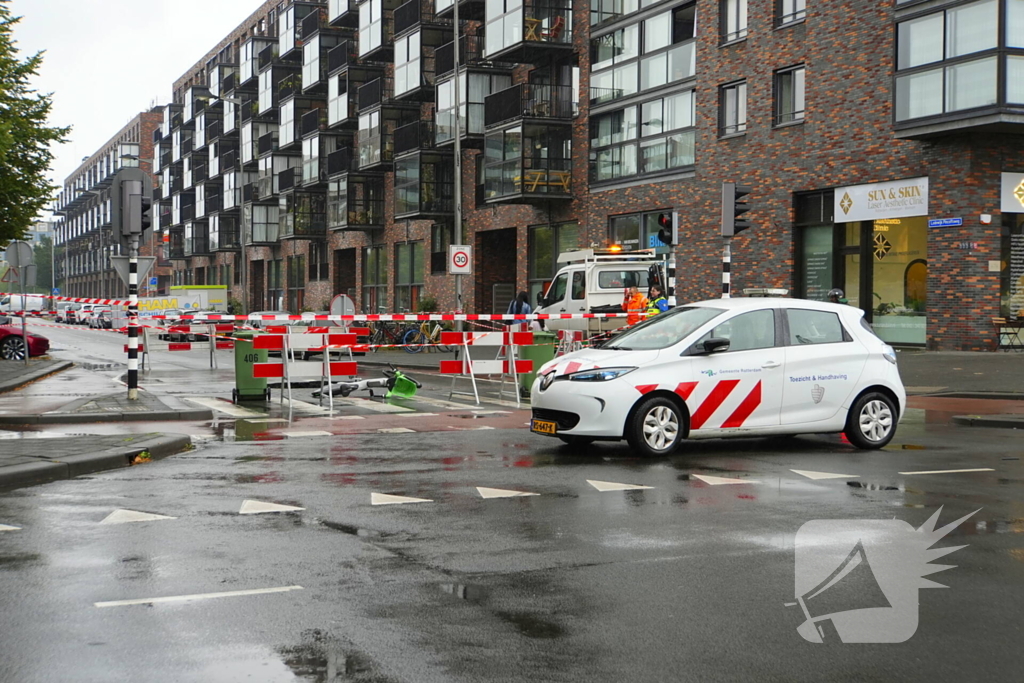 Verkeershinder door groot gat in weg