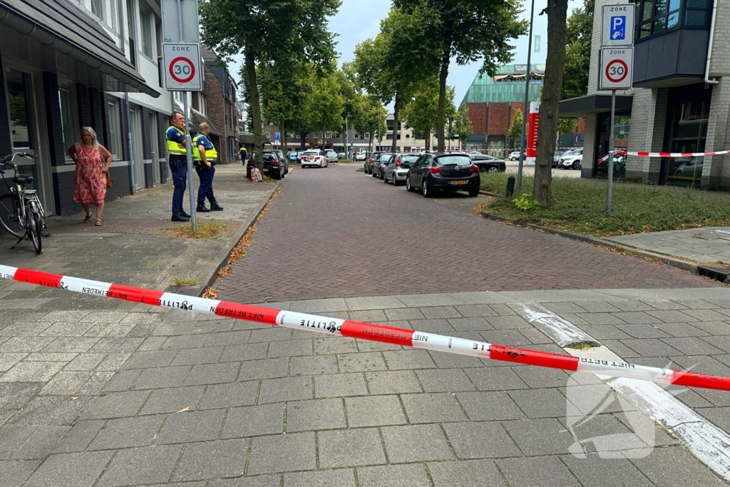 Vrouw met onbegrepen gedrag dreigt te springen van Balkon