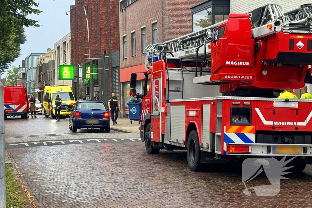 Vrouw met onbegrepen gedrag dreigt te springen van Balkon