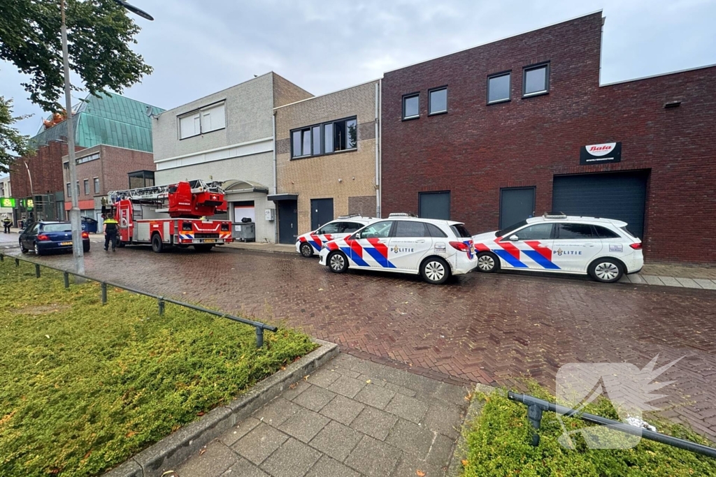 Vrouw met onbegrepen gedrag dreigt te springen van Balkon