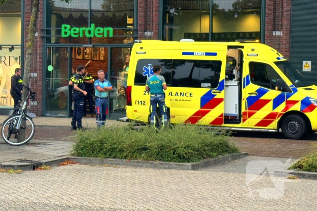 Vrouw met onbegrepen gedrag dreigt te springen van Balkon