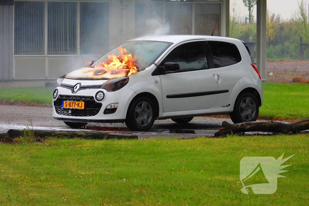 Personenauto vat vlam door onbekende reden