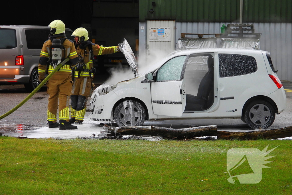 Personenauto vat vlam door onbekende reden