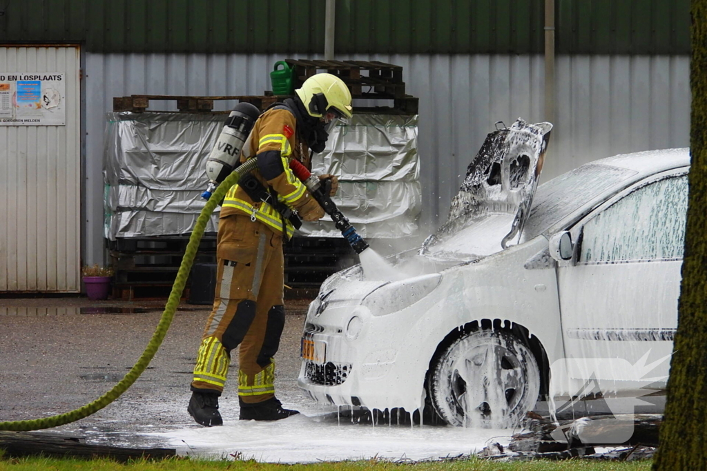 Personenauto vat vlam door onbekende reden