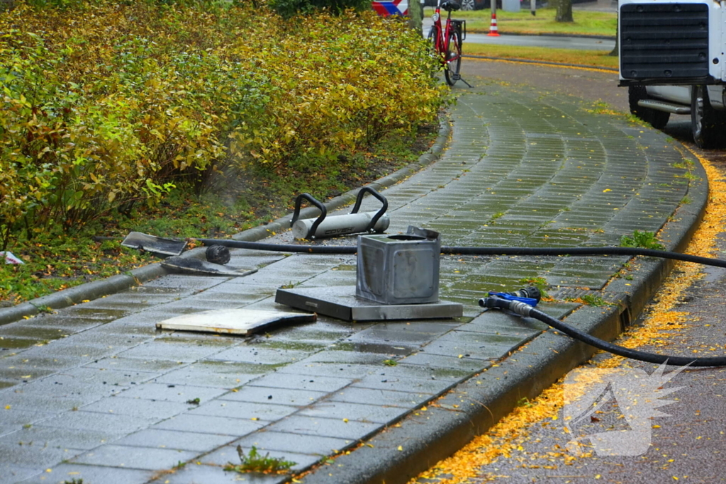 Brandweer blust brand in afzuigkap