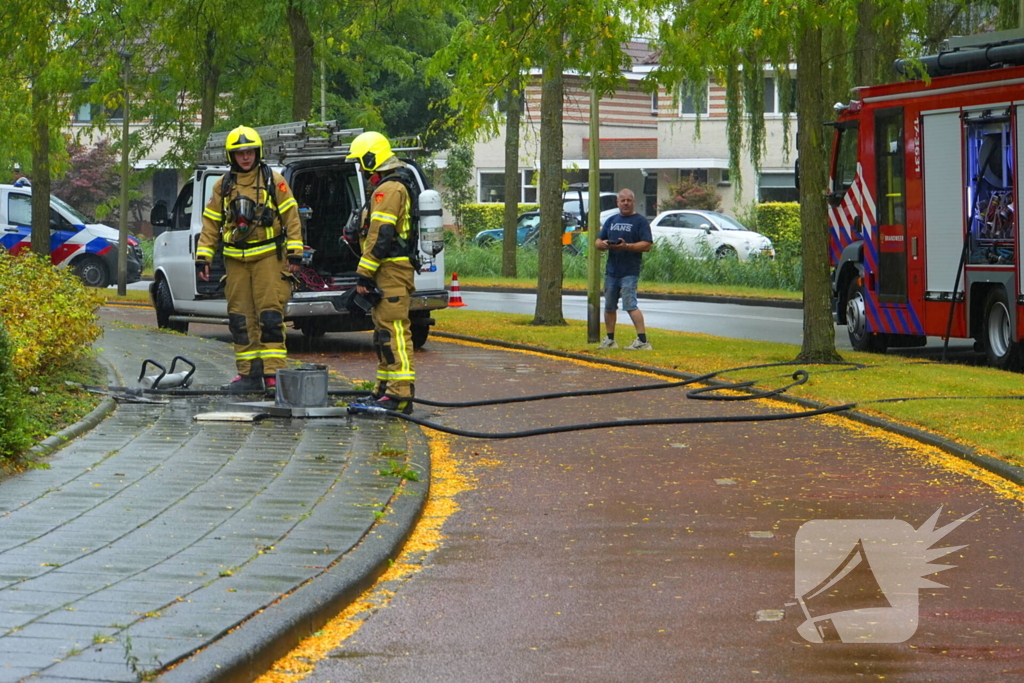 Brandweer blust brand in afzuigkap