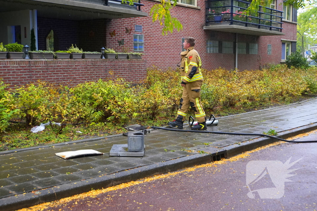 Brandweer blust brand in afzuigkap