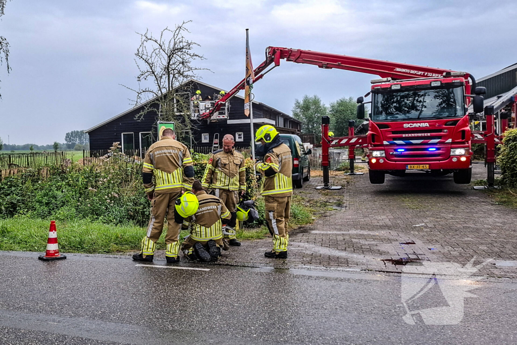 Brandweer blust brandende tussenmuur bij kaasboerderij