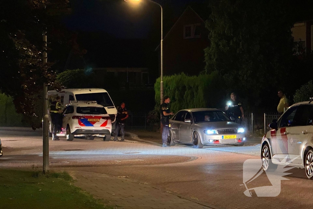 Agenten in kogelwerende vesten na melding van schietpartij in woonwijk