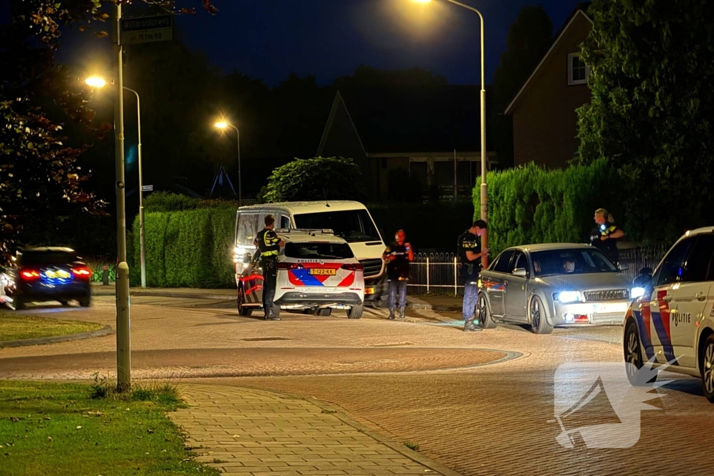 Agenten in kogelwerende vesten na melding van schietpartij in woonwijk