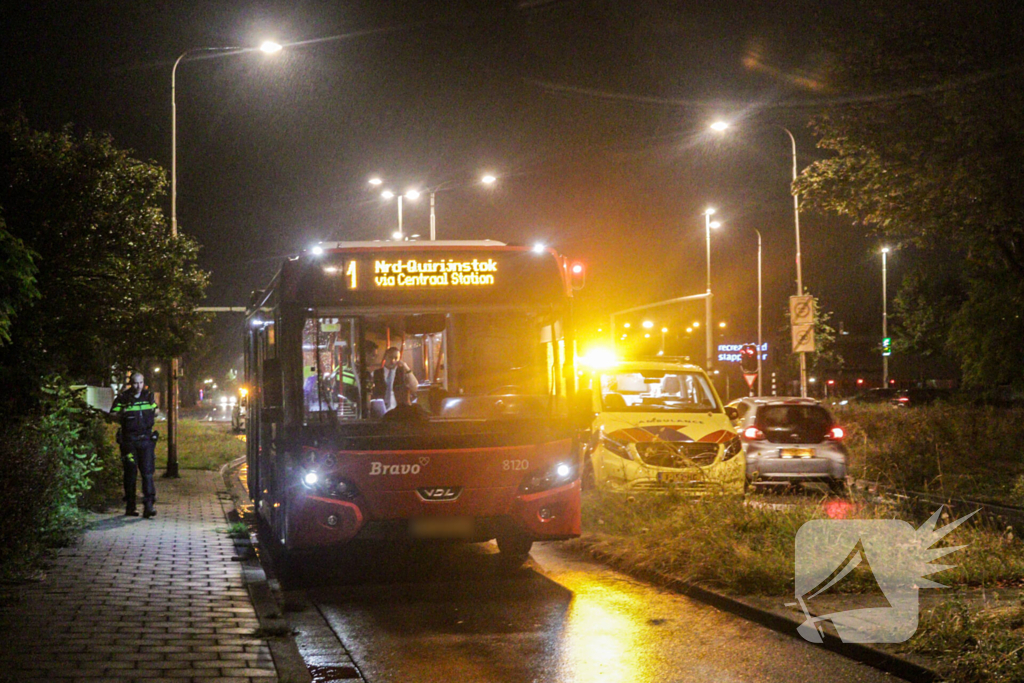 Putdeksel vliegt los en raakt bus