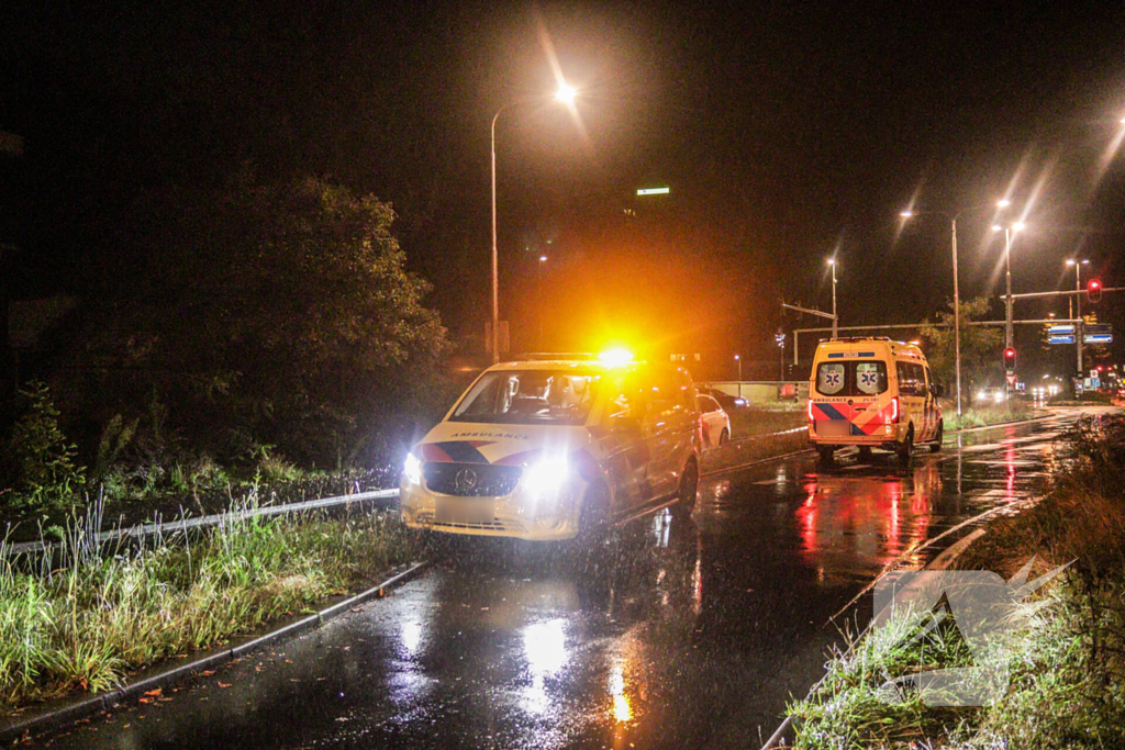 Putdeksel vliegt los en raakt bus