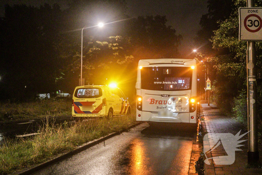 Putdeksel vliegt los en raakt bus