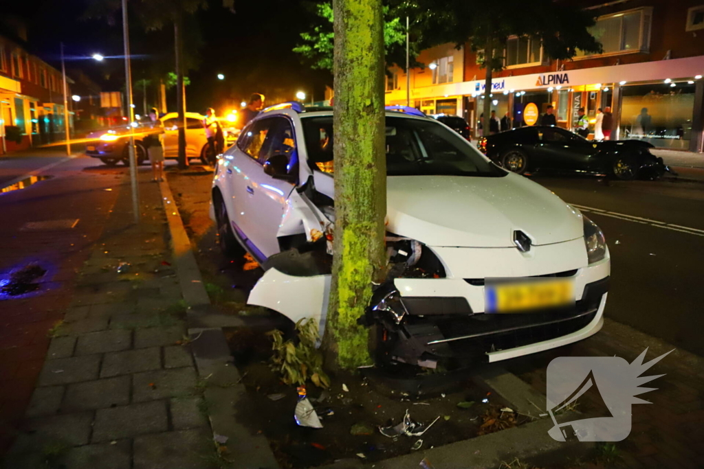 Ferrari klapt op boom en personenauto