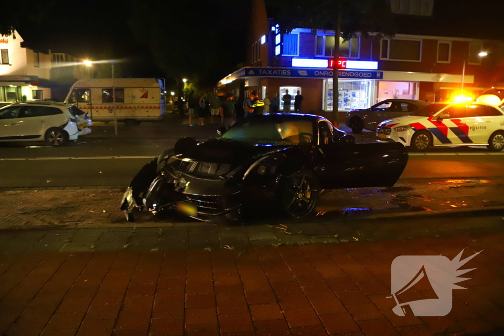 Ferrari klapt op boom en personenauto