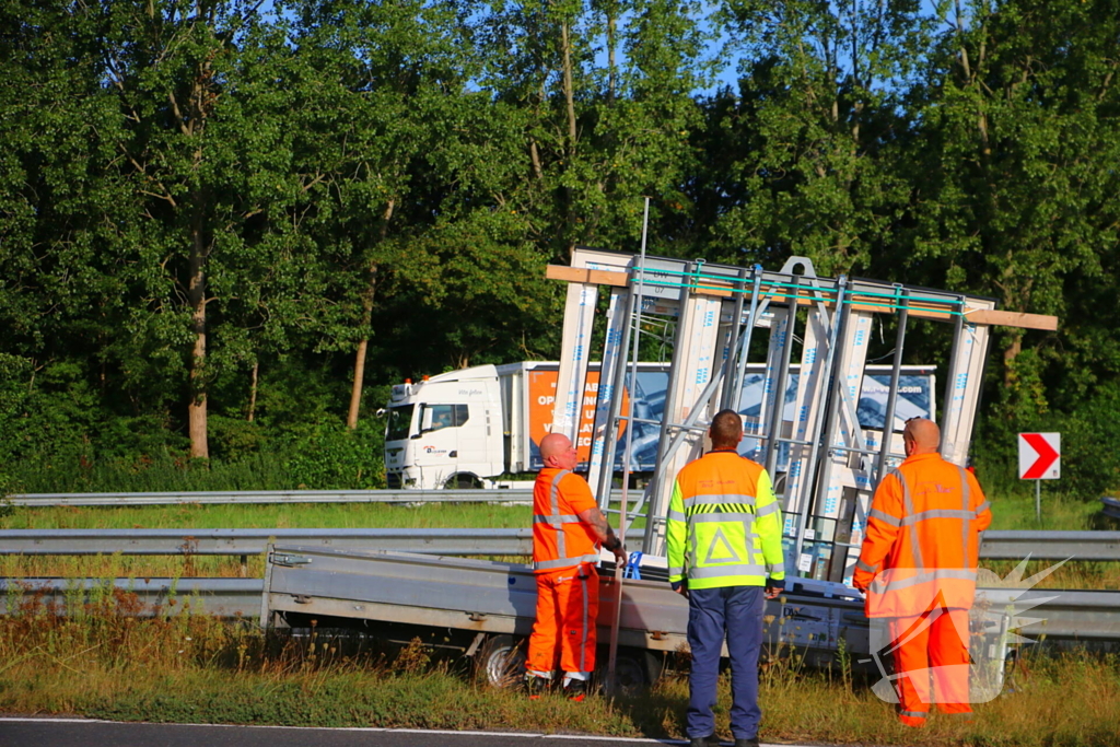 Aanhanger schiet los en belandt tegen vangrail