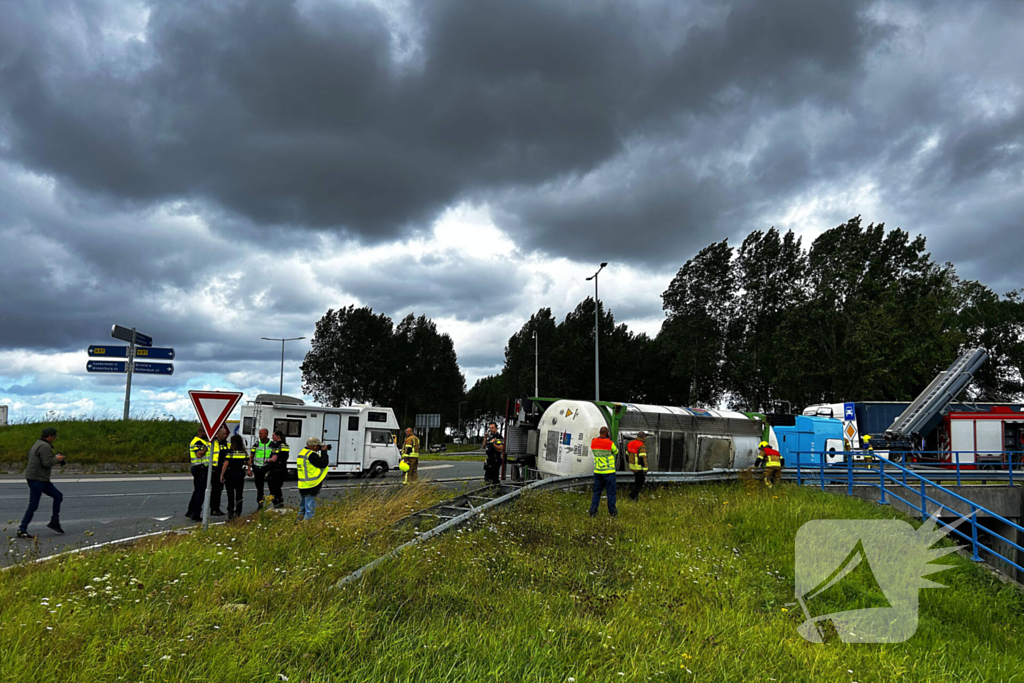 Tankwagen gekanteld op rotonde