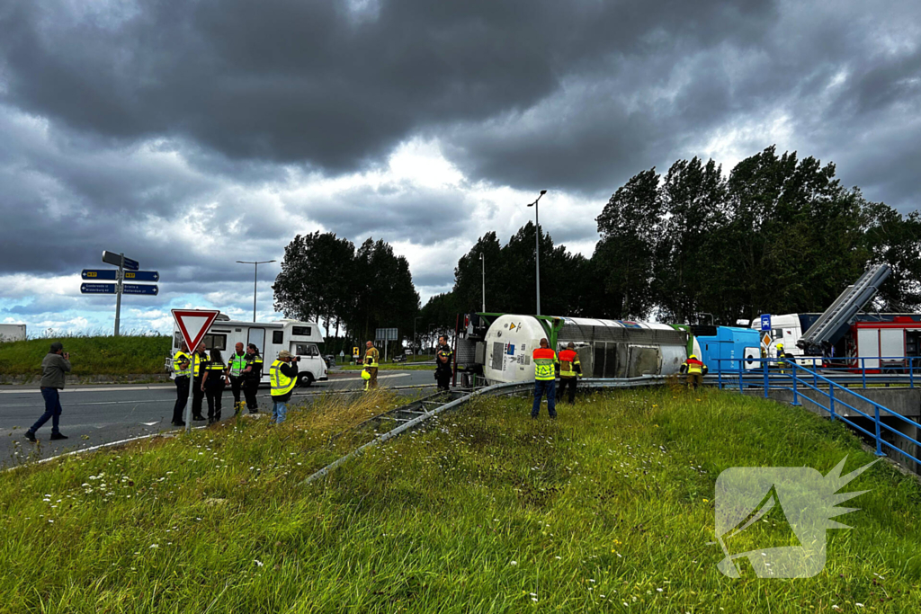 Tankwagen gekanteld op rotonde