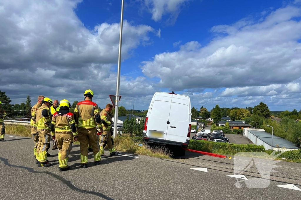 Bestelbus dreigt van talud te vallen