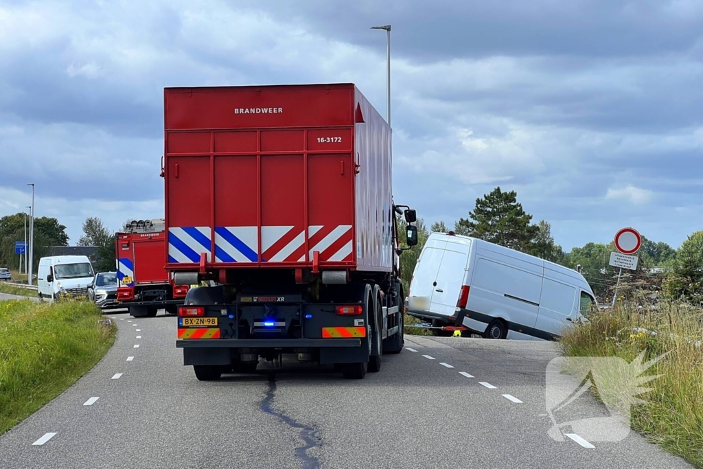 Bestelbus dreigt van talud te vallen