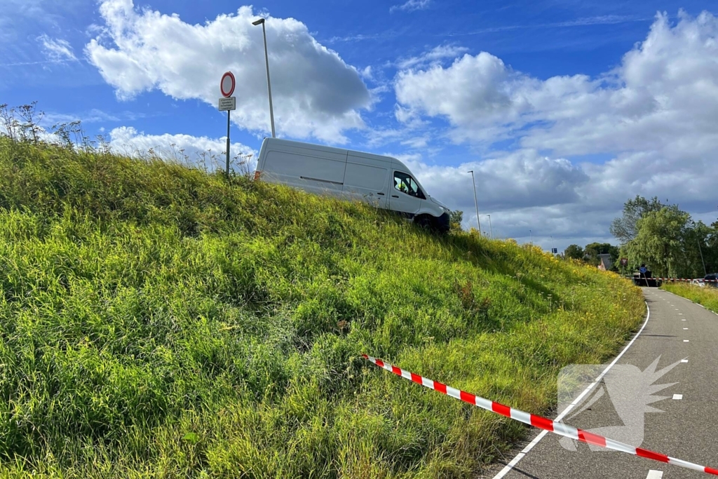 Bestelbus dreigt van talud te vallen