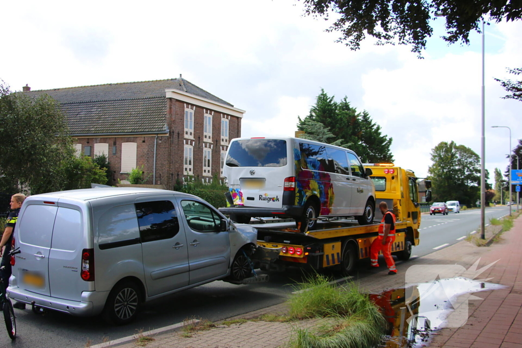 Flinke schade na aanrijding tussen bestelbus en bestelauto