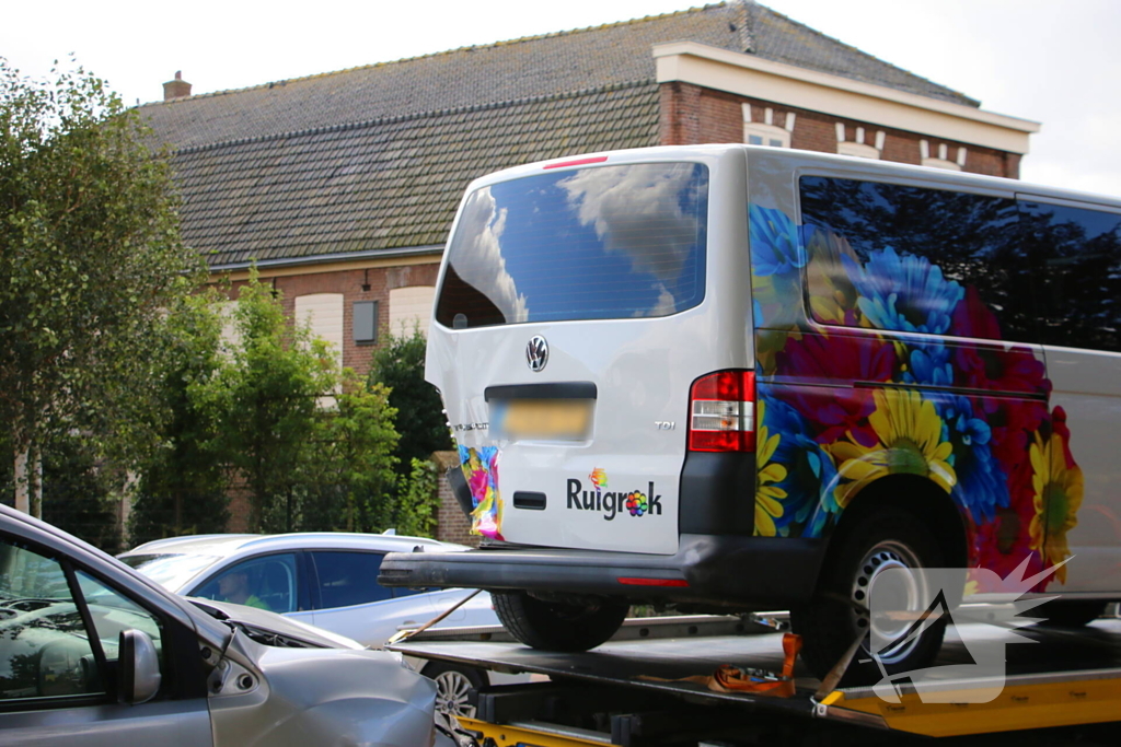 Flinke schade na aanrijding tussen bestelbus en bestelauto