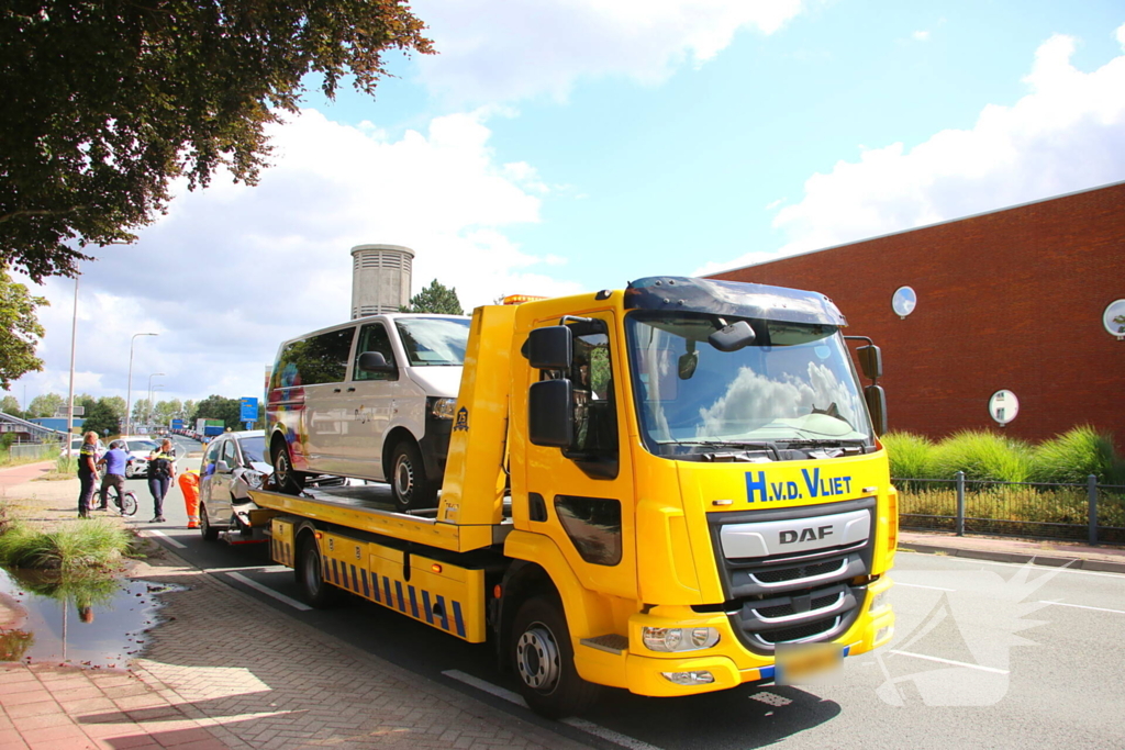 Flinke schade na aanrijding tussen bestelbus en bestelauto