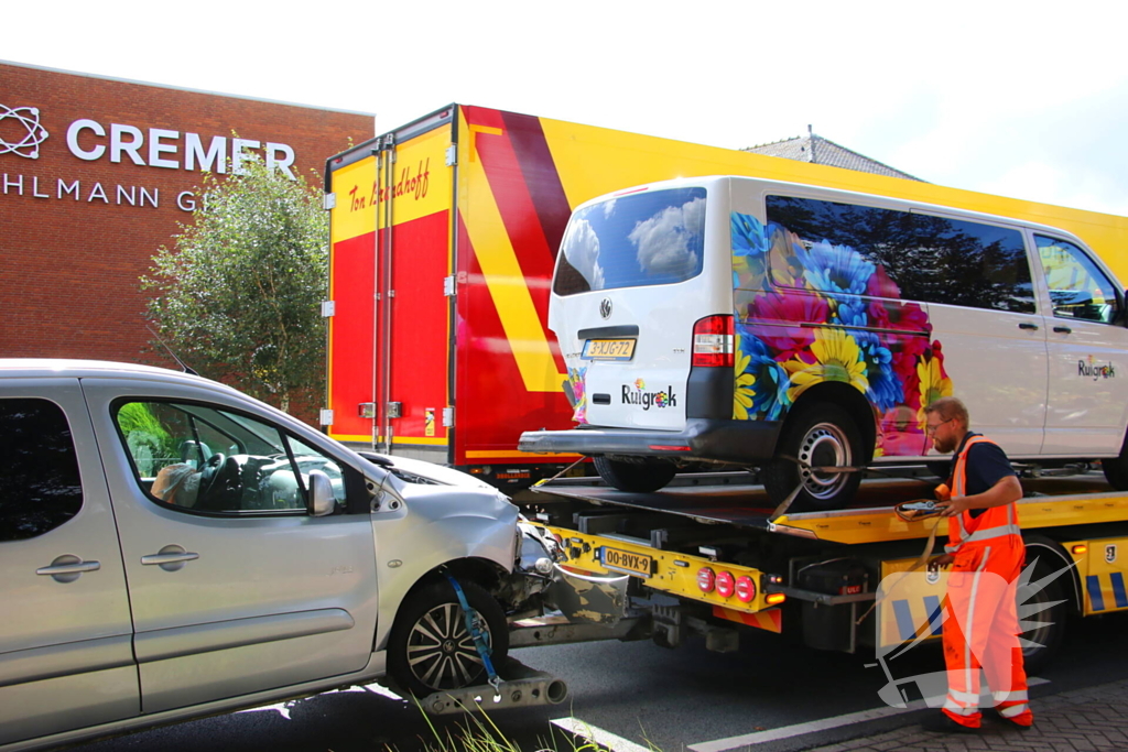 Flinke schade na aanrijding tussen bestelbus en bestelauto