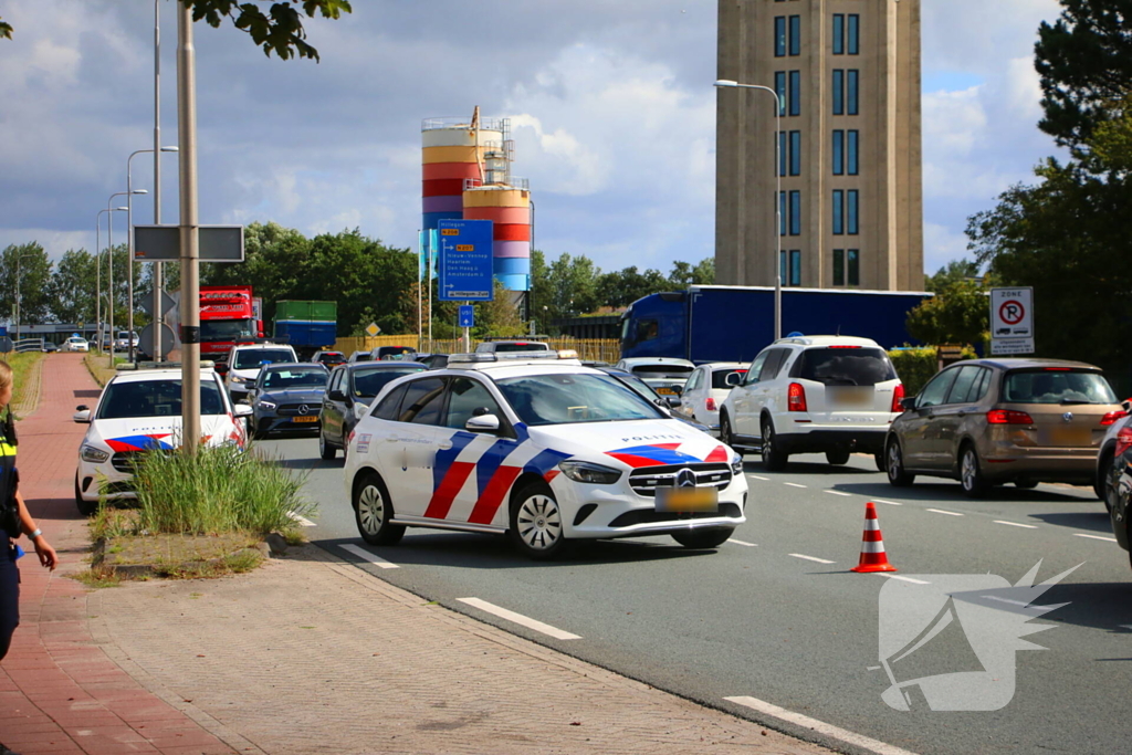 Flinke schade na aanrijding tussen bestelbus en bestelauto