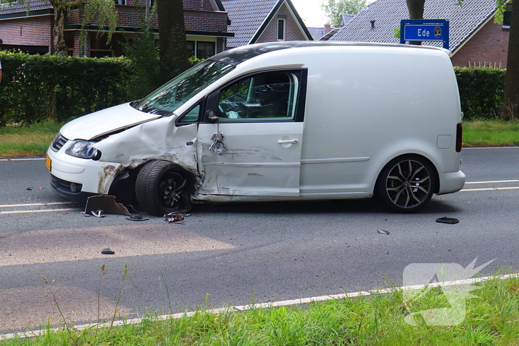 Veel schade na ongeval met drie voertuigen