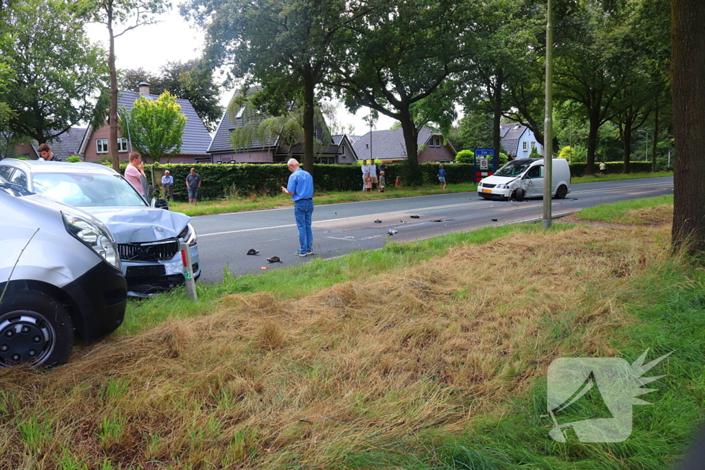 Veel schade na ongeval met drie voertuigen