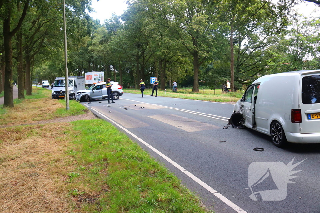 Veel schade na ongeval met drie voertuigen