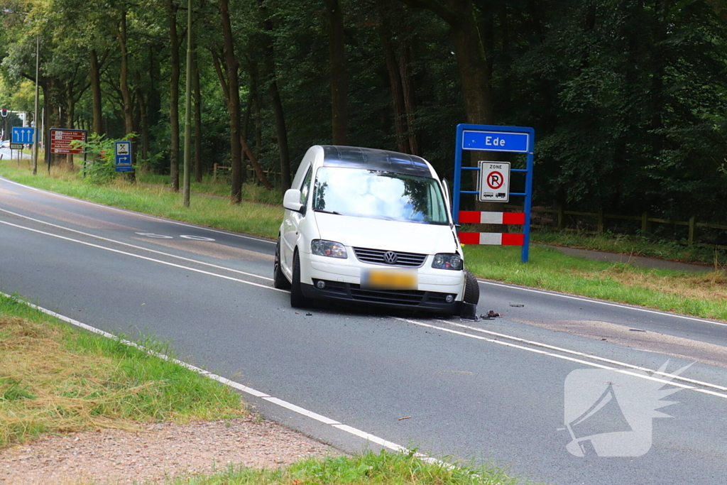 Veel schade na ongeval met drie voertuigen