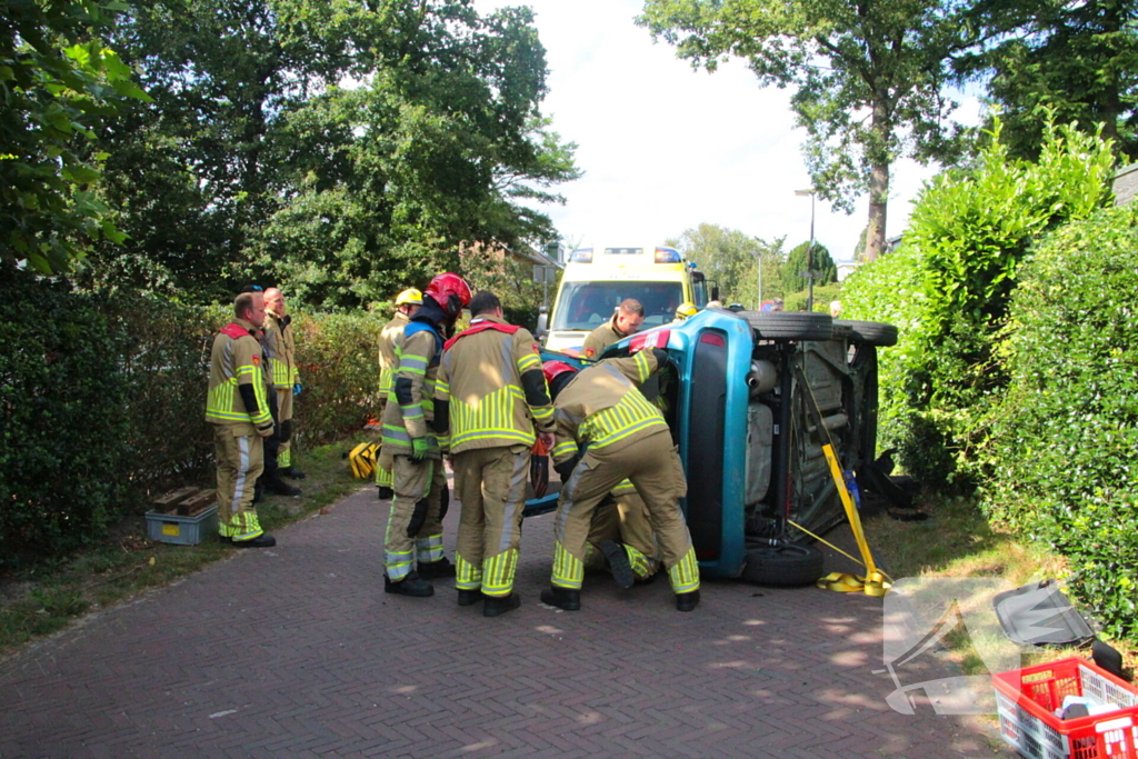 Vrouw bekneld bij ongeval in woonwijk