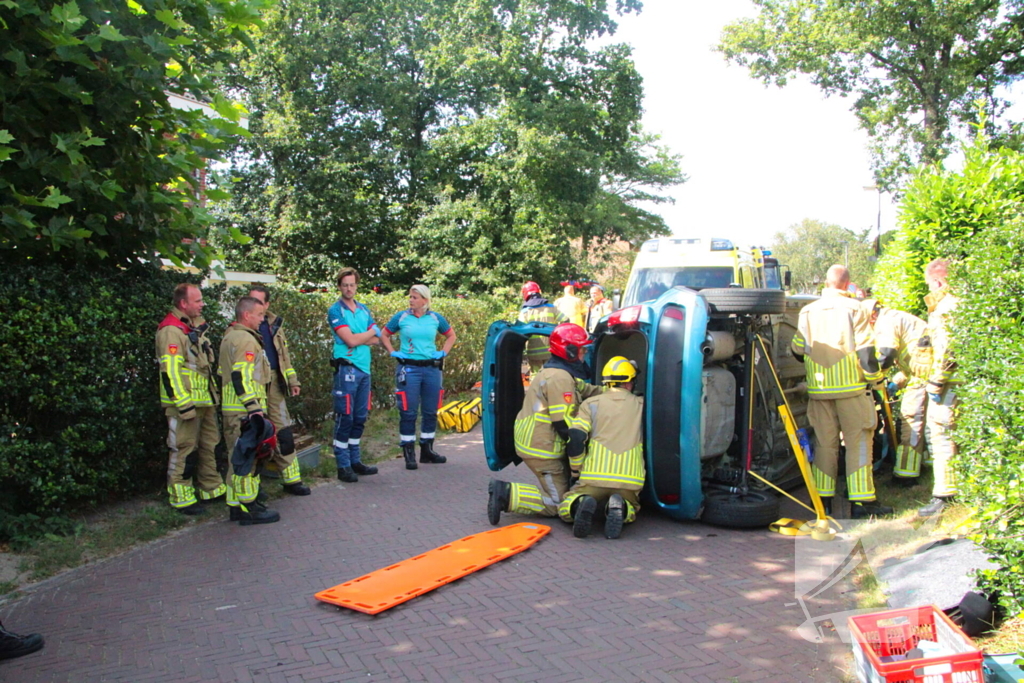 Vrouw bekneld bij ongeval in woonwijk