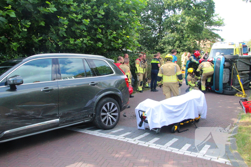 Vrouw bekneld bij ongeval in woonwijk