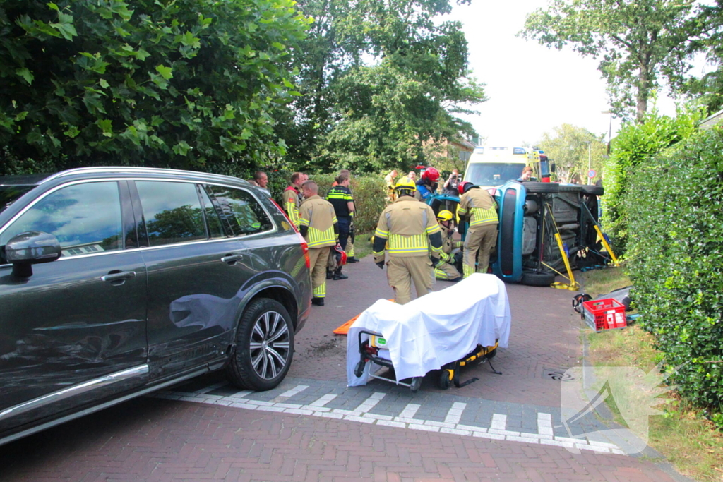 Vrouw bekneld bij ongeval in woonwijk