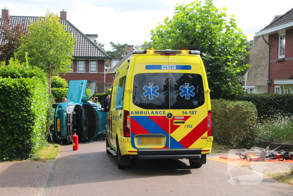 Vrouw bekneld bij ongeval in woonwijk